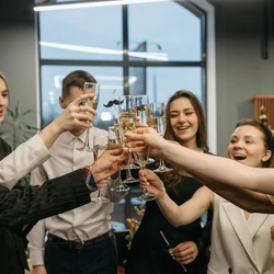 Lembre-se: festa da empresa também é trabalho, e nossa imagem será percebida. Por isso, a presença é importante!