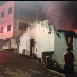 O combate às chamas durou cerca de três horas; ninguém ficou ferido