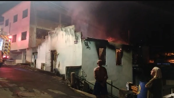 O combate às chamas durou cerca de três horas; ninguém ficou ferido