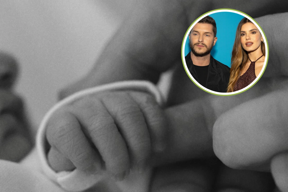 Camila Queiroz e Klebber Toledo anunciaram neste sábado (13) que a primeira filha do casal, Clara