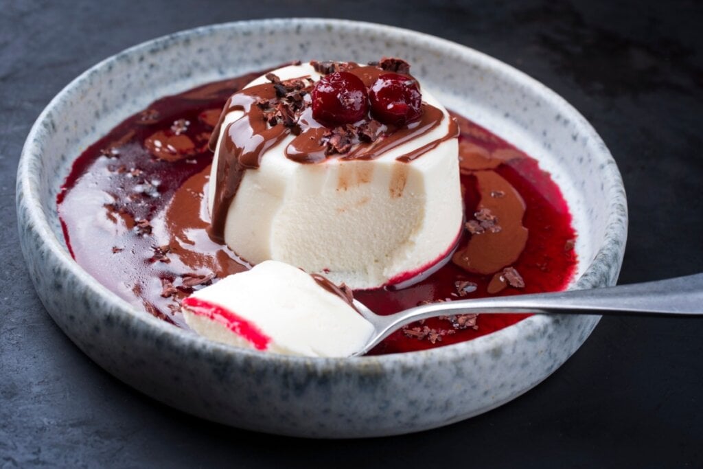 Panna cotta de amêndoas com creme de chocolate e calda de cereja (Imagem: hlphoto | Shutterstock)
