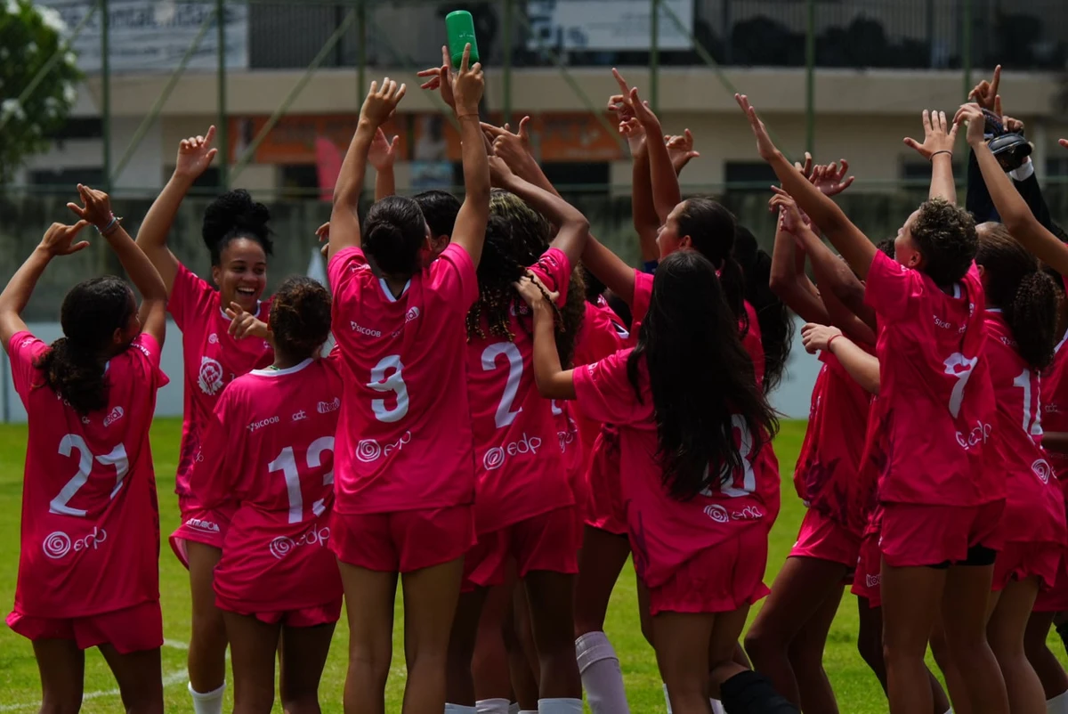Final feminina da Taça EDP das Comunidades 2025: Vale Encantado (de azul) x Bairro da Penha (de rosa) por Fernando Madeira 