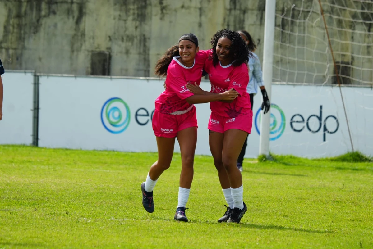 Final feminina da Taça EDP das Comunidades 2025: Vale Encantado (de azul) x Bairro da Penha (de rosa) por Fernando Madeira 
