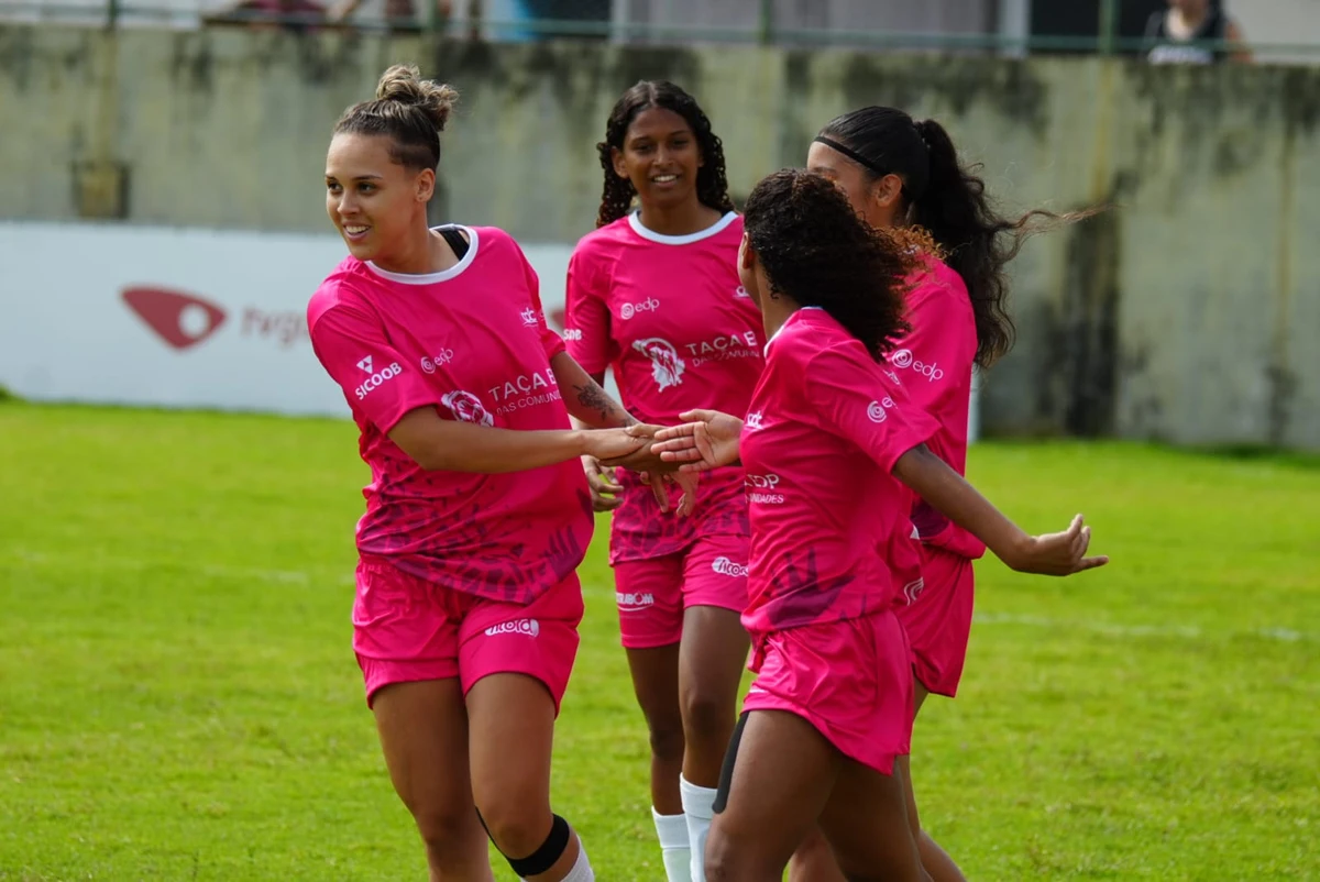 Final feminina da Taça EDP das Comunidades 2025: Vale Encantado (de azul) x Bairro da Penha (de rosa) por Fernando Madeira 