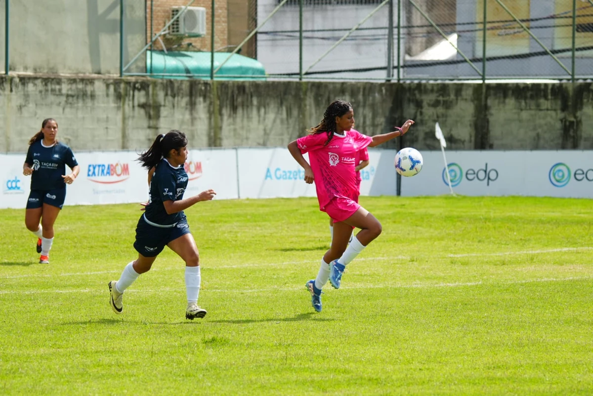 Final feminina da Taça EDP das Comunidades 2025: Vale Encantado (de azul) x Bairro da Penha (de rosa) por Fernando Madeira 