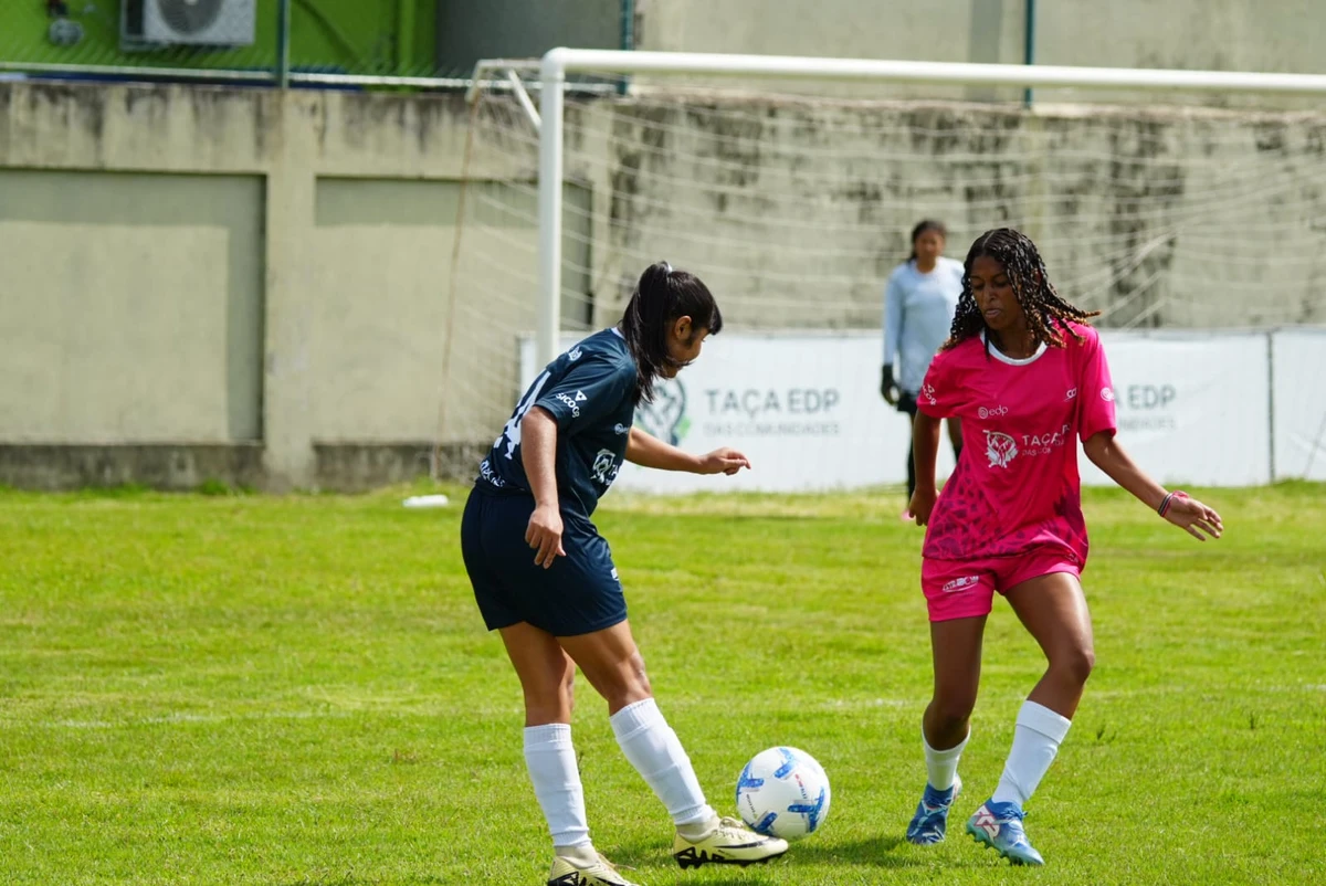 Final feminina da Taça EDP das Comunidades 2025: Vale Encantado (de azul) x Bairro da Penha (de rosa) por Fernando Madeira 