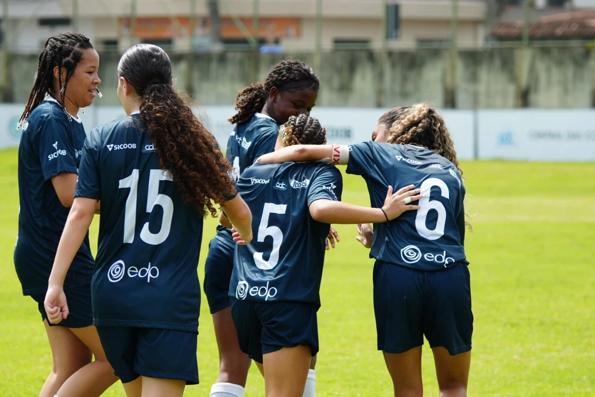 Final feminina da Taça EDP das Comunidades 2025: Vale Encantado (de azul) x Bairro da Penha (de rosa) por Fernando Madeira 