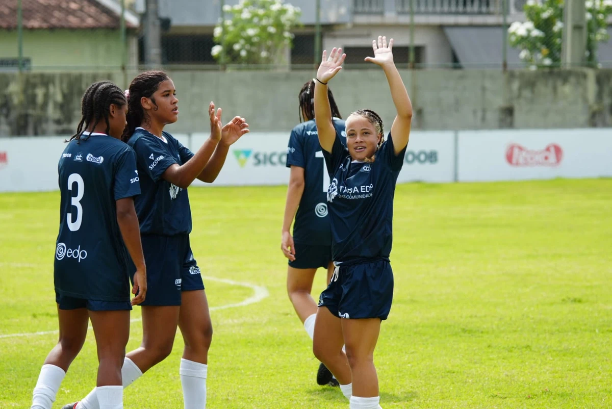 Final feminina da Taça EDP das Comunidades 2025: Vale Encantado (de azul) x Bairro da Penha (de rosa) por Fernando Madeira 