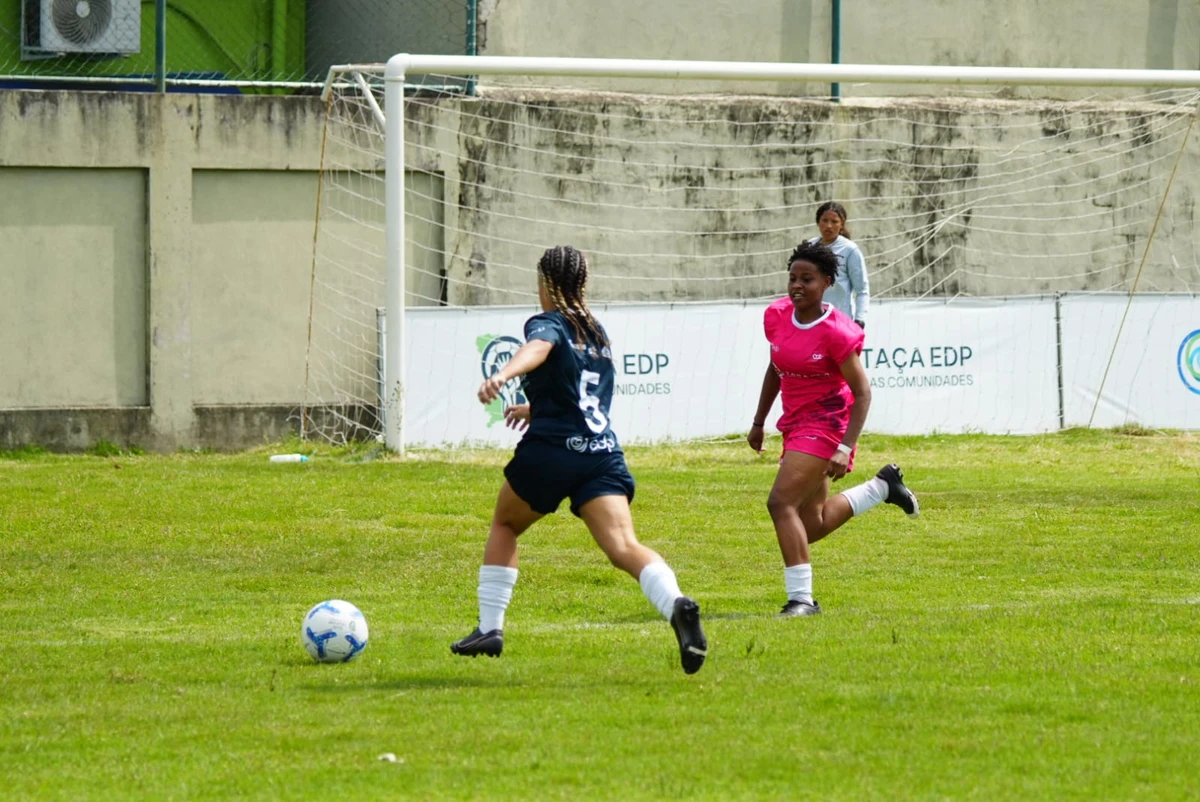 Final feminina da Taça EDP das Comunidades 2025: Vale Encantado (de azul) x Bairro da Penha (de rosa) por Fernando Madeira 