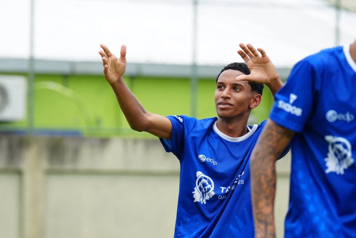 Final masculina da Taça EDP das Comunidades 2025: Nova Almeida (de laranja) x Adalberto Simão Nader (de azul)