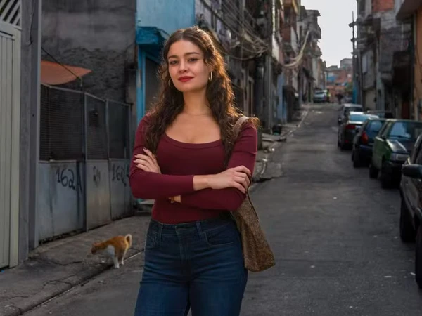 Gerluce, interpretada por Sophie Charlotte é quem comanda o plano do roubo da estátua