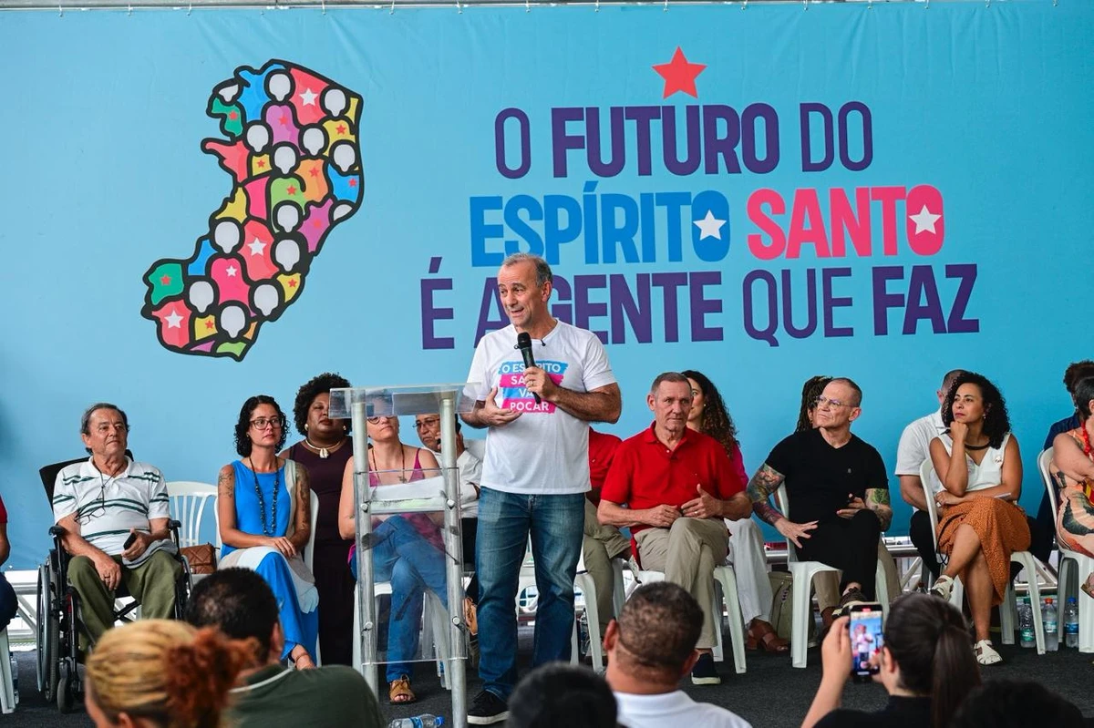 O deputado federal Helder Salomão discursa em plenária do PT em Vitória