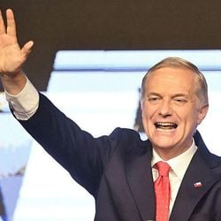 Pai de nove filhos, advogado católico venceu eleição ao disputá-la pela terceira vez, prometendo enfatizar segurança pública e ampliar controle sobre imigração.