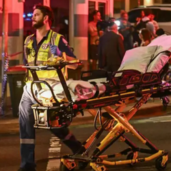 Cerca de 40 pessoas estão hospitalizadas, incluindo 4 crianças. Um dos atiradores morreu e o segundo está em estado crítico, segundo a polícia.