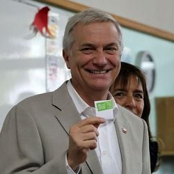 Jeannette Jara e José Antonio Kast disputam presidência do Chile no segundo turno; trata-se do primeiro pleito em que voto é obrigatório para chilenos.
