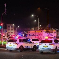 Outras 29 outras pessoas ficaram feridas, incluindo dois policiais. Um dos atiradores morreu e um segundo suspeito está em estado crítico, segundo a polícia.