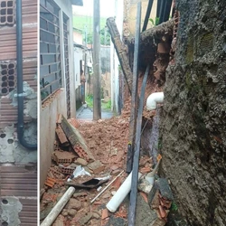 Em Guaçuí, no Caparaó, houve queda de muro e danos em calçadas; Defesa Civil Estadual enviou alerta por mensagem