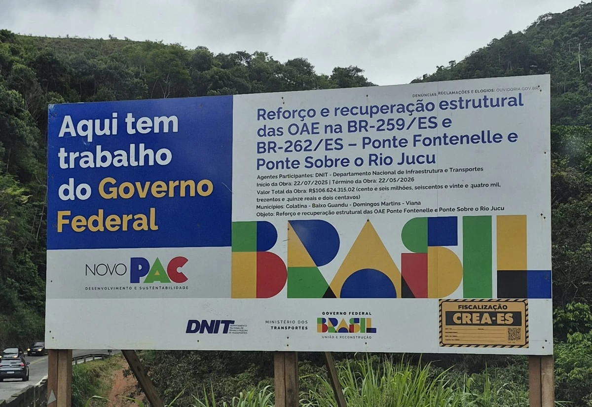 A placa informando o custo da obra da ponte na BR 262 e na BR 259