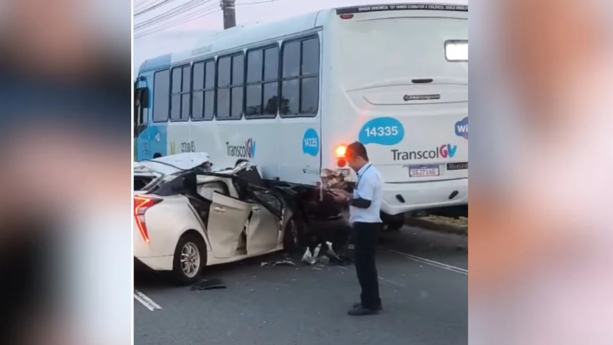 Acidente entre um carro e um ônibus na Serra