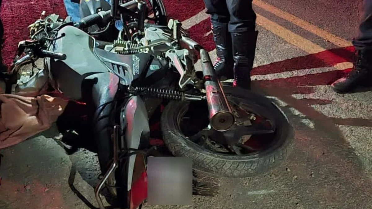 Moto envolvida no acidente que deixou uma mulher morta