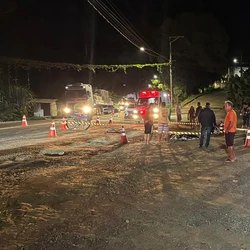 S10 teria colidido na motocicleta ainda na rodovia federal e vitimado um dos ocupantes; na sequência, o veículo atingiu um Toyota Corolla na área de um posto de combustíveis