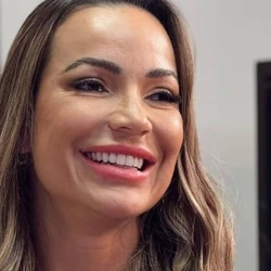 A vítima, identificada como Aline Cristina Dalmolin, ficou presa às ferragens; ela morreu no hospital