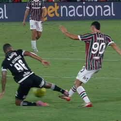 Lance com Serna, do Fluminense, aconteceu no jogo de volta das semifinais da Copa do Brasil. Cruz-Maltino perdeu no tempo normal, mas se classificou nas penalidades