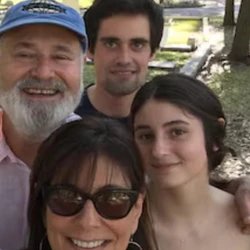 Nick Reiner, 32, filho do ator e cineasta Rob Reiner e da atriz e fotógrafa Michele Singer, mortos no último domingo (15) e encontrados em sua mansão, em Los Angeles, nos Estados Unidos, foi preso pela polícia