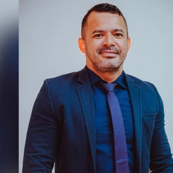 Marlon Fred Oliveira Matos (PDT), de 41 anos, foi preso em flagrante no dia 15 de dezembro, após invadir, durante a madrugada, a residência da ex-namorada, no bairro Alterosas, e agredir policiais