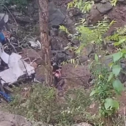 A tragédia ocorreu durante o retorno de uma excursão escolar; três dos feridos estão em estado grave e foram levados para hospitais