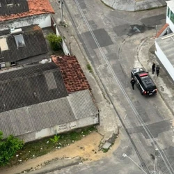 Segundo a Polícia Civil, a ação foi realizada para o cumprimento de dois mandados de prisão preventiva, ambos expedidos no âmbito de investigações sobre o tráfico de entorpecentes e a atuação de organização criminosa