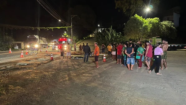 S10 teria colidido na motocicleta ainda na rodovia federal e vitimado um dos ocupantes; na sequência, o veículo atingiu um Toyota Corolla na área de um posto de combustíveis