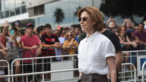 Praia carioca recebeu artistas neste domingo (14) em protesto convocado por Caetano Veloso