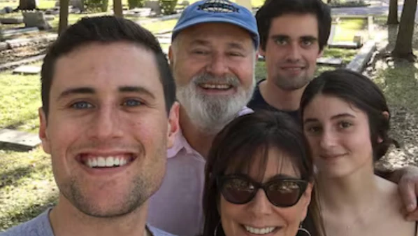 Nick Reiner, 32, filho do ator e cineasta Rob Reiner e da atriz e fotógrafa Michele Singer, mortos no último domingo (15) e encontrados em sua mansão, em Los Angeles, nos Estados Unidos, foi preso pela polícia