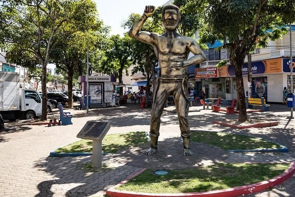 A estátua de Chico Prego fica na Praça Almirante Tamandaré, na Serra