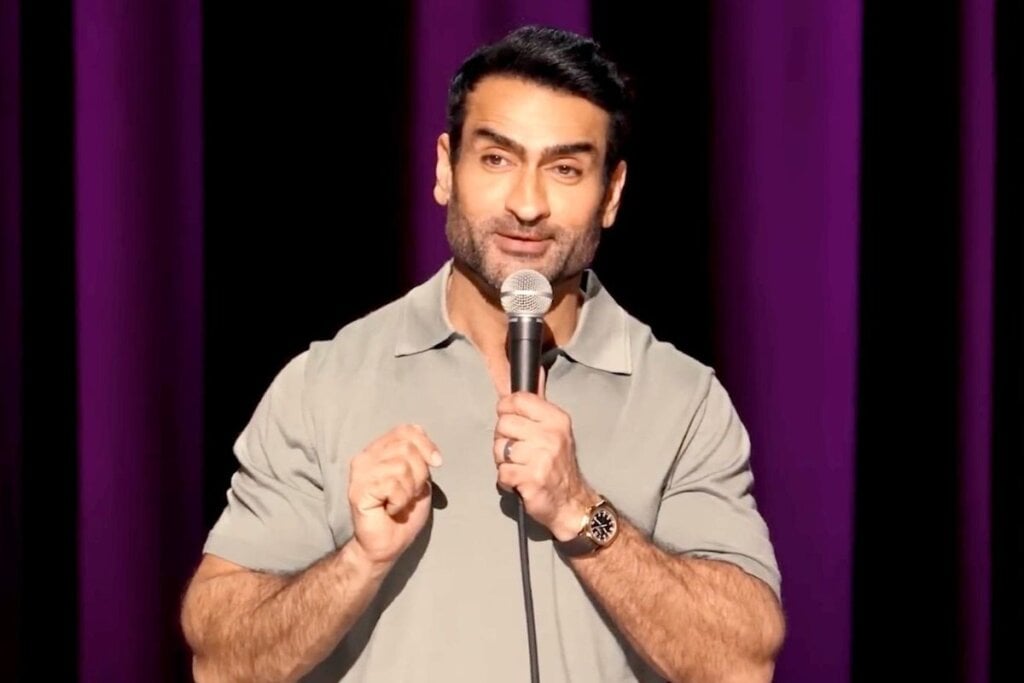 “Kumail Nanjiani: Night Thoughts” marca o retorno do ator e comediante Kumail Nanjiani ao stand-up (Imagem: Reprodução digital | ITV America, TheYearOfElan e Disney+)