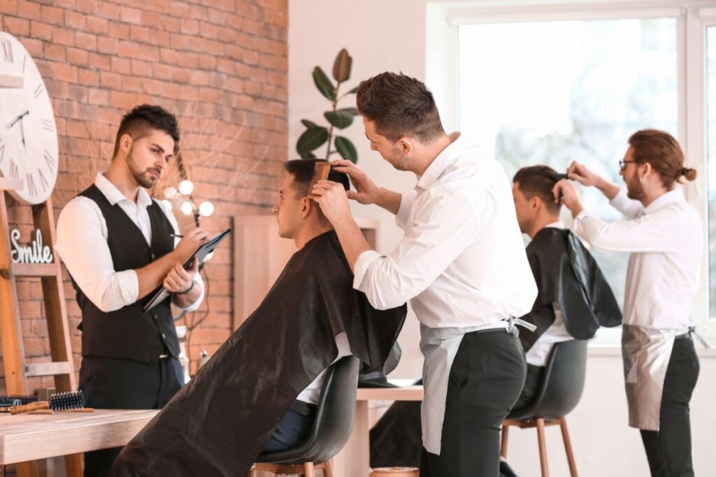 A formação profissional é essencial para o sucesso de uma barbearia (Imagem: Pixel-Shot | Shutterstock)