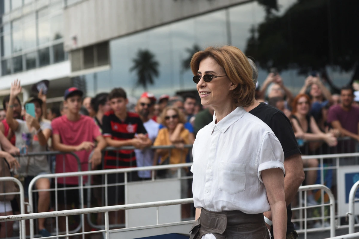 Fernanda Torres esteve no ato em Copacabana contra a PL da Dosimetria