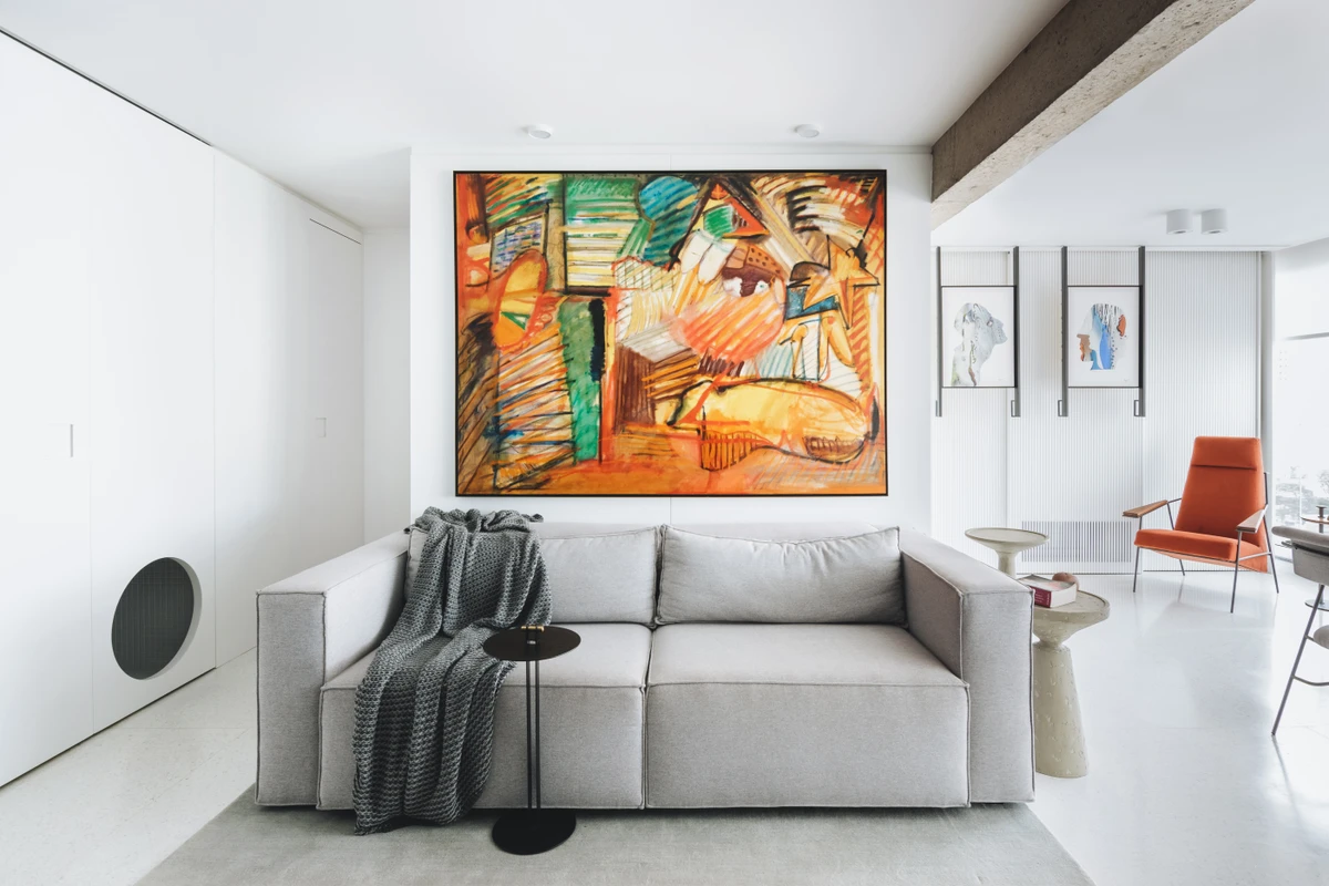 Neste apartamento com estética contemporânea assinado pelo arquiteto Raphael Wittmann, o branco predomina pelos ambientes com o objetivo de se tornar uma tela neutra que expõe o acervo pessoal do morador tal qual uma galeria de arte 