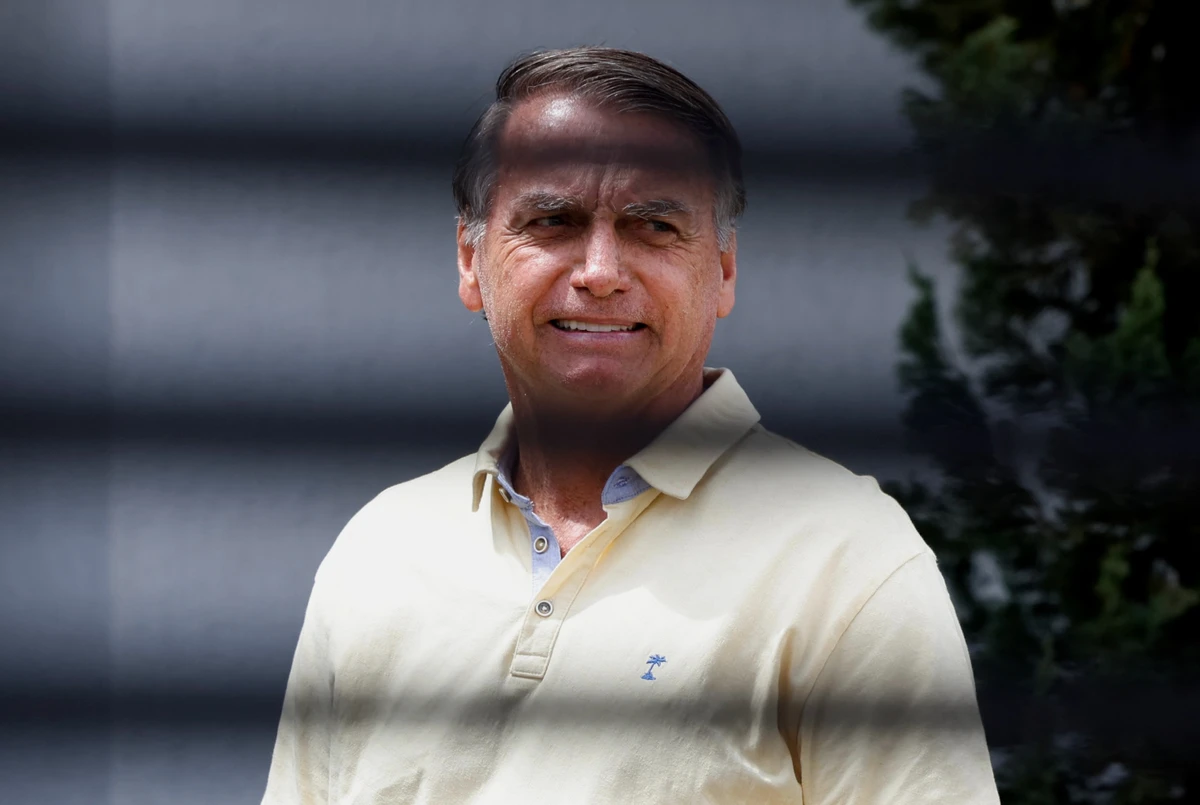 O ex-presidente Jair Bolsonaro na garagem de sua casa. O STF segue hoje o julgamento da trama golpista.