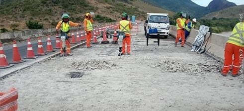 Operários trabalham na recuperação da Ponte Fontenelle, na BR 259, entre Colatina e Baixo Guandu