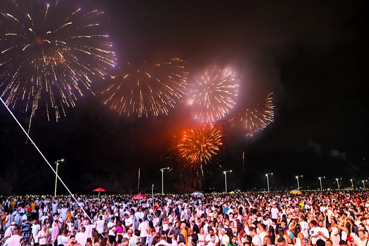 Queima de fogos no réveillon de 2025 em Vitória.