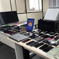 Com a dupla, que informou ser receptadora, foram encontrados mais de 90 celulares e outros produtos de furtos que seriam revendidos