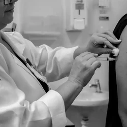 Com as duas novas vacinas na linha de frente, a capacidade de imunização da população pode ser significativa. E isso tem tudo para significar um controle maior dos ciclos mais violentos da epidemia