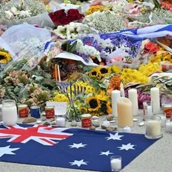 Polícia apura possíveis conexões internacionais e motivação extremista no ataque que chocou o país e deixou ao menos 15 mortos em Sydney.