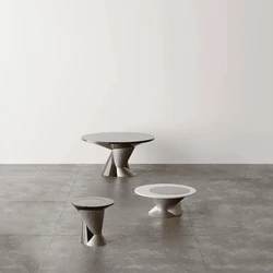 Com curadoria de Gabriel Lordello, a exposição tensiona os limites entre a estética normativa e a potência da diversidade, abordando temas urgentes como representação, inclusão e a presença de corpos historicamente invisibilizados