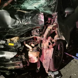 Segundo registro da Guarda Civil Municipal de Cachoeiro, condutor do carro teria invadido a contramão e atingido a moto; ele se recusou a fazer o teste do bafômetro