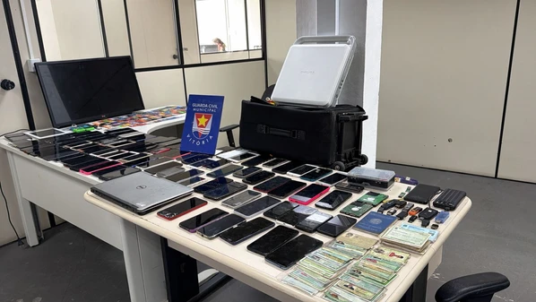 Com a dupla, que informou ser receptadora, foram encontrados mais de 90 celulares e outros produtos de furtos que seriam revendidos