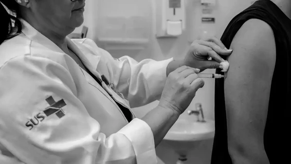 Com as duas novas vacinas na linha de frente, a capacidade de imunização da população pode ser significativa. E isso tem tudo para significar um controle maior dos ciclos mais violentos da epidemia