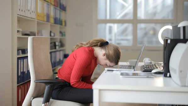 Quando o descanso não é suficiente, pode haver algo mais por trás da exaustão constante